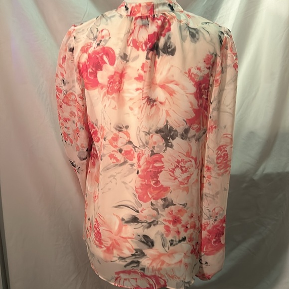 Beautiful Floral Sheer White House Black Market blouse - Picture 3 of 4